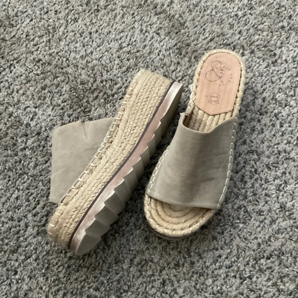 Oasis Society Tan Espadrille Slide Sandals - Size 9
